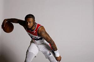 别上头！惠特摩尔次节连送下饭操作 半场10分钟拿到7分3板+2失误