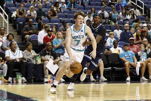 三球：克尼佩尔非常出色攻防两端都能打 知道该做什么正确的事