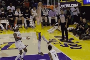 久违了！克内克特转换反击 挤过防守起飞双手暴扣