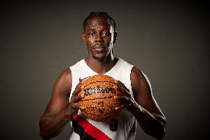 拓记：老将的价值具象化 霍勒迪的经验和意识帮开拓者兜住了下限