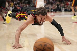 此前被压到膝盖伤退！美记：特雷-杨已返回亚特兰大进行MRI检查