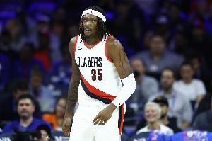 记者：克林根和刚刚复出的罗威 都没能在约基奇头上讨到便宜