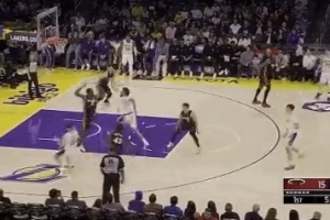 得吃得喝扣到爽！海斯掩护后下顺 接里夫斯抛传飞高高空接暴扣！