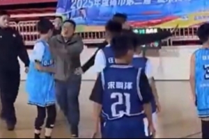 家长冲进场推倒球员！媒体人：事事都要家长出头 不是教育 是有病
