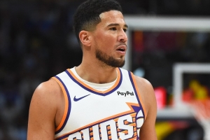 布克：与球队信任往往始于场外 夏天大家都待在队里投入训练